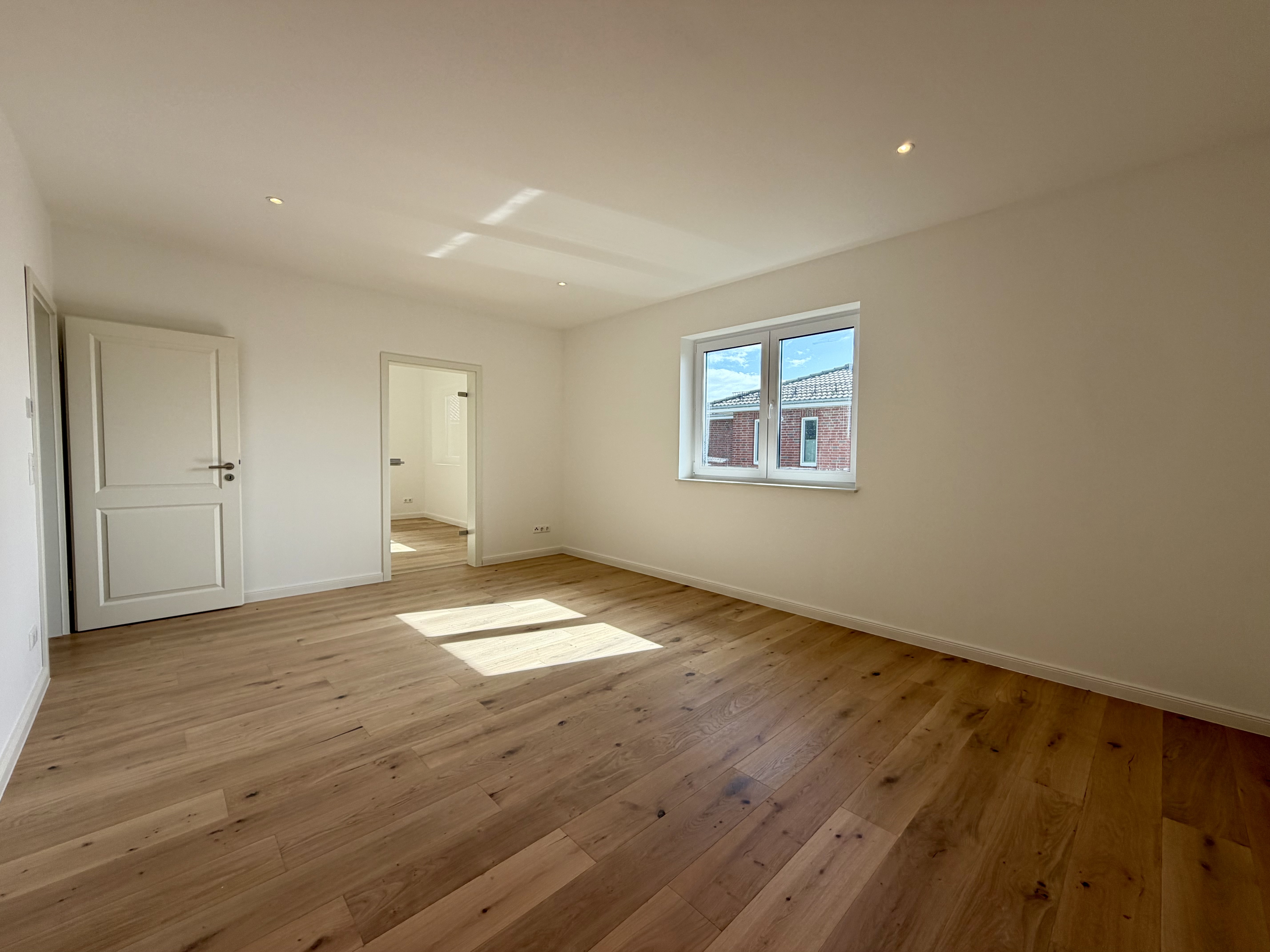 Helles Schlafzimmer mit Eichenparkett