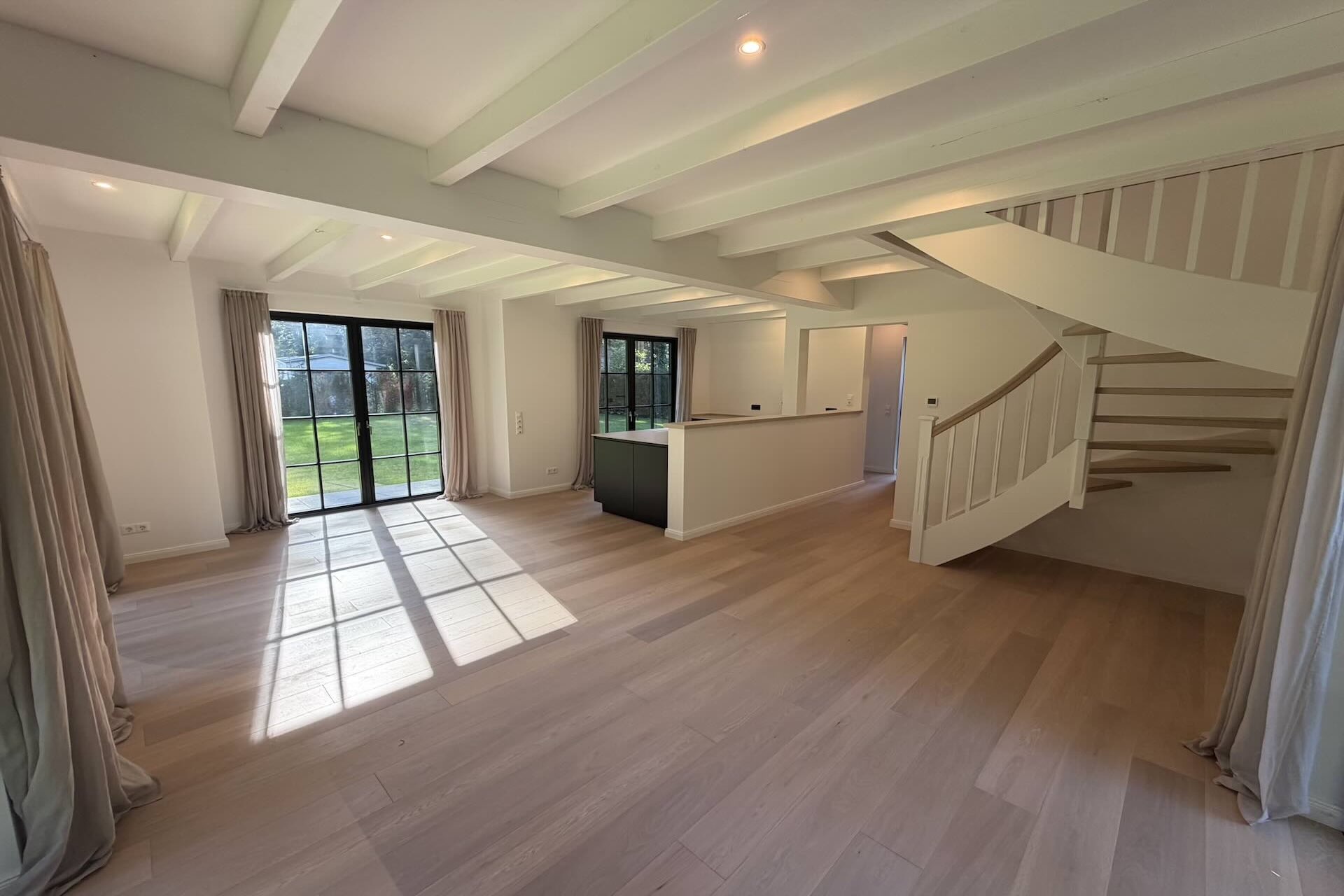Offener Wohn- und Essbereich des Neubau-Ferienhauses